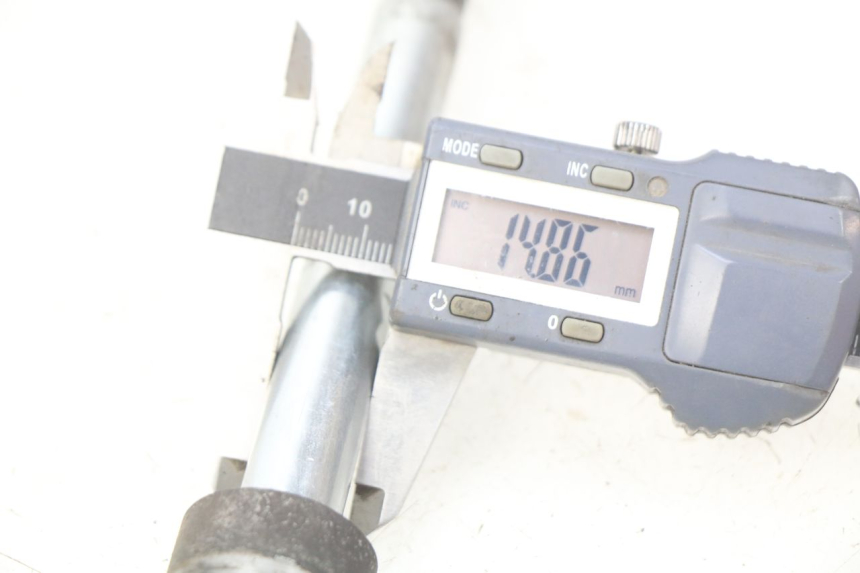 photo de ASSE RUOTA ANTERIORE SUZUKI SIXTEEN 125 (2008 - 2010)