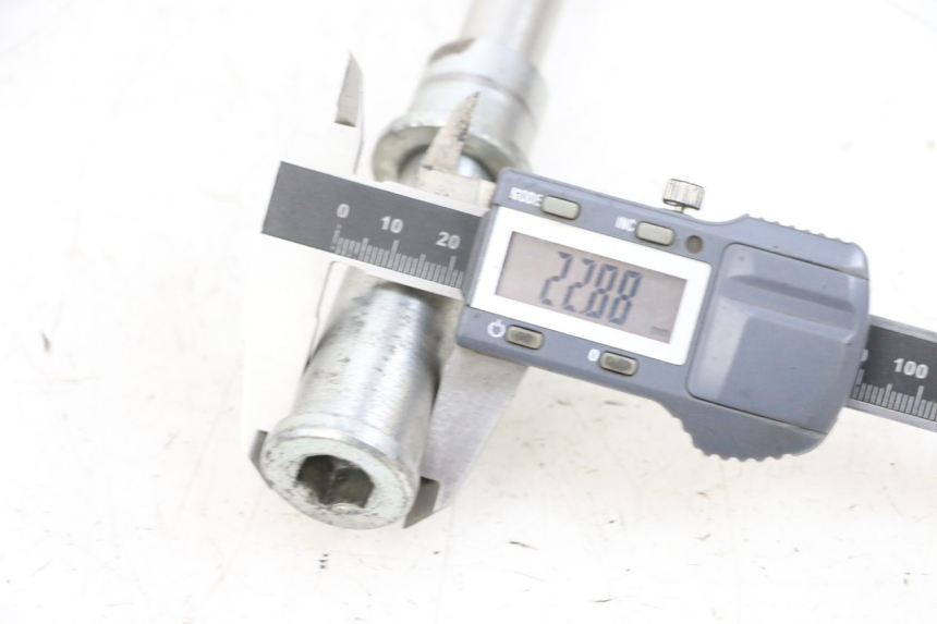 photo de ASSE RUOTA ANTERIORE KAWASAKI ZR 7 750 (1999 - 2001) - Primo piano tecnico