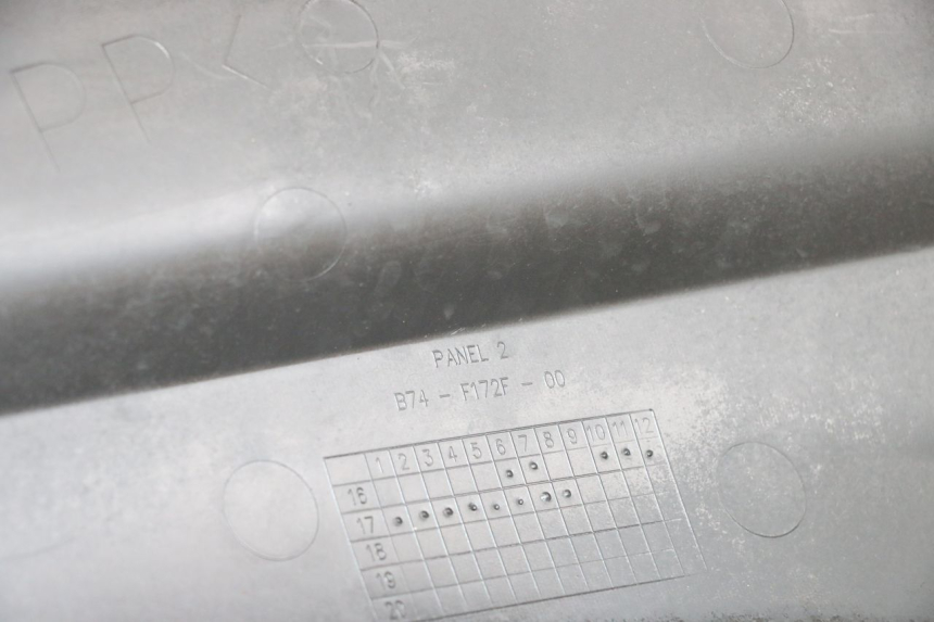 photo de BASSO DELLA SCATOLA POSTERIORE DESTRA YAMAHA XMAX X-MAX ABS 125 (2017 - 2020)