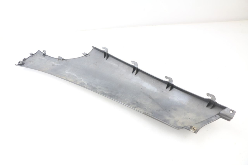 photo de BASSO DELLA SCATOLA POSTERIORE DESTRA PIAGGIO X9 125 (2000 - 2003)