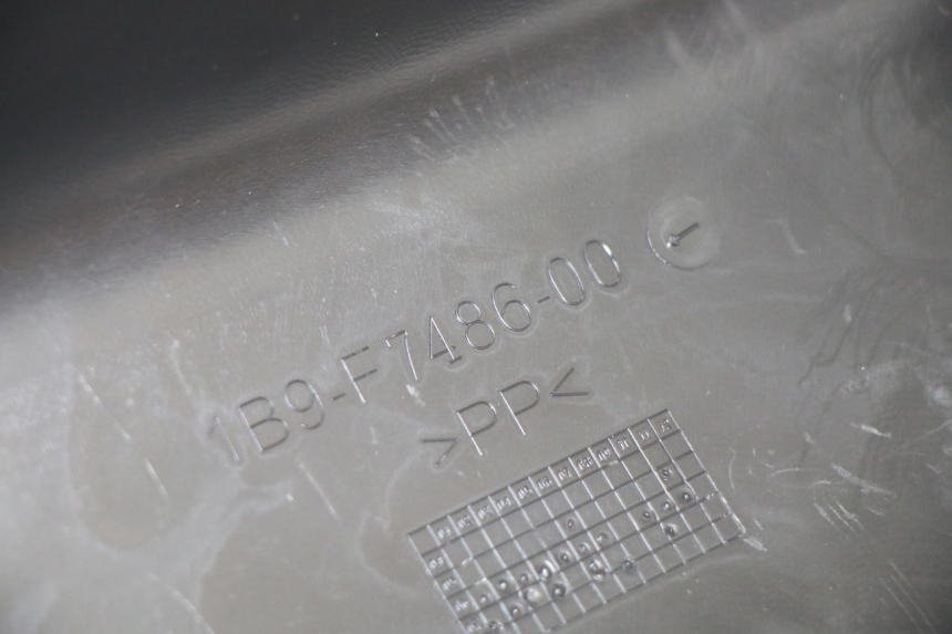 photo de SOTTOPEDANA POSTERIORE SINISTRA YAMAHA XMAX X-MAX 125 (2006 - 2009) - Dettagli dei punti di fissaggio