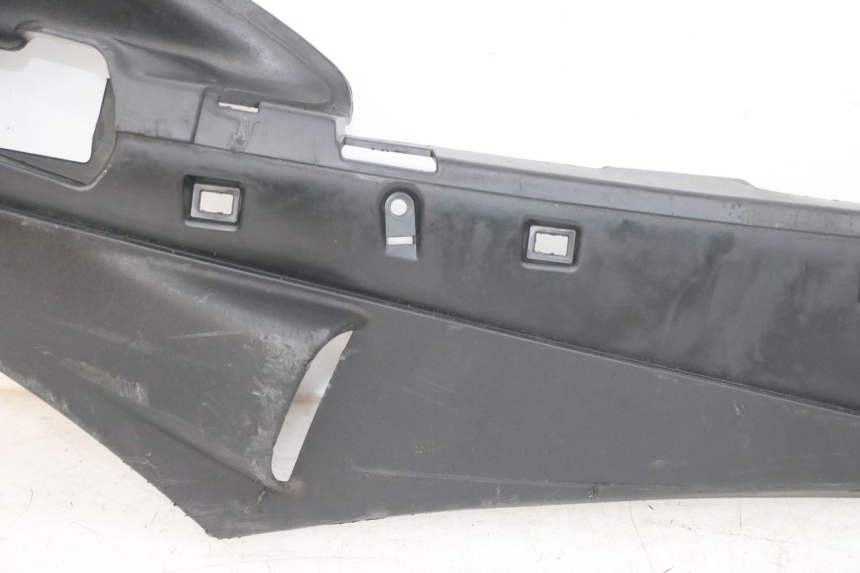 photo de BASSO DELLA SCATOLA DESTRA PIAGGIO FLY 4T 50 (2013 - 2017) - Primo piano ad alta risoluzione