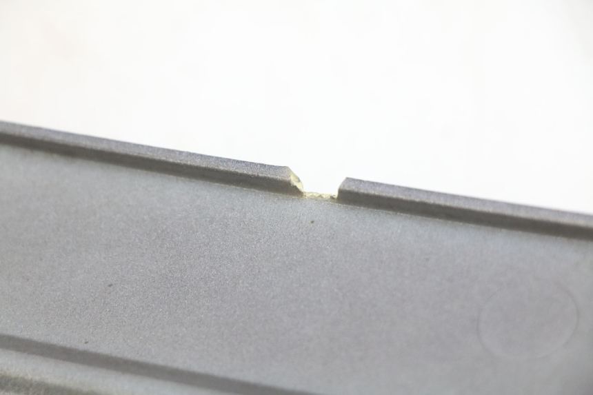 photo de BASSO DELLA SCATOLA DESTRA PEUGEOT V-CLIC VCLIC 50 (2007 - 2013) - Stato della superficie e materiale