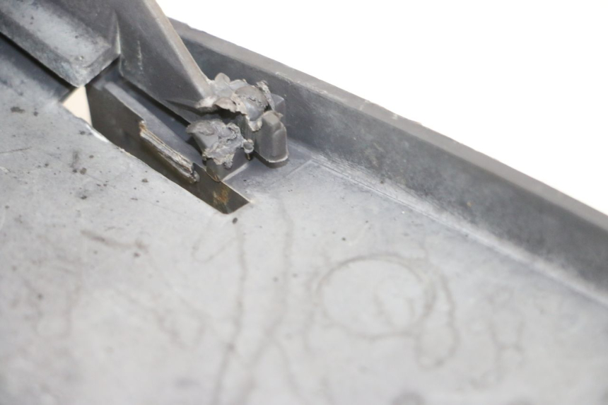 photo de PARAFANGO POSTERIORE PEUGEOT VIVACITY 100 (1999 - 2008) - Dettagli dei punti di fissaggio