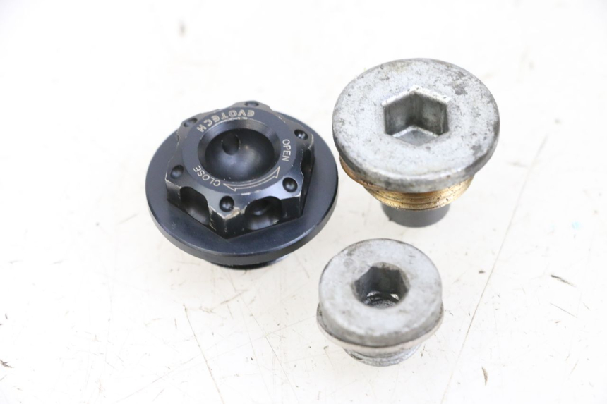 photo de TAPPO OLIO MOTORE MV AGUSTA BRUTALE R WALLY 910 (2008 - 2008) - Vista principale