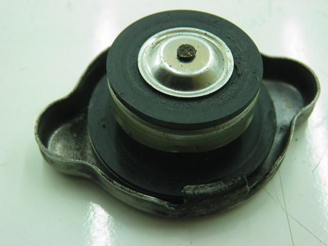 photo de TAPPO DEL RADIATORE HONDA FES S-WING SWING 125 (2007 - 2015)