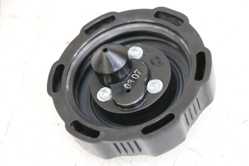 photo de TAPPO SERBATOIO CARBURANTE YAMAHA TTR 125 (2000 - 2020) - Dettaglio del componente