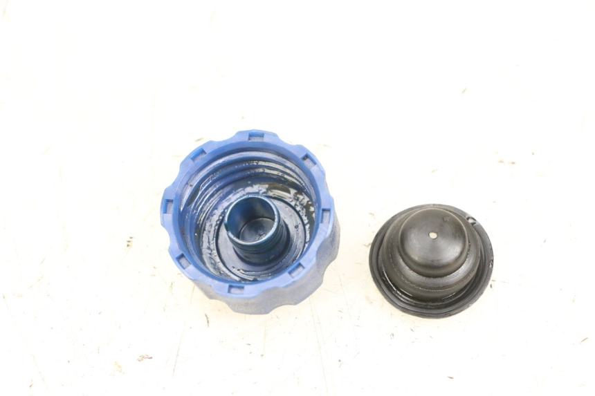 photo de TAPPO SERBATOIO OLIO PEUGEOT ELYSEO 125 (1999 - 2004) - Zoom sullo stato d'uso