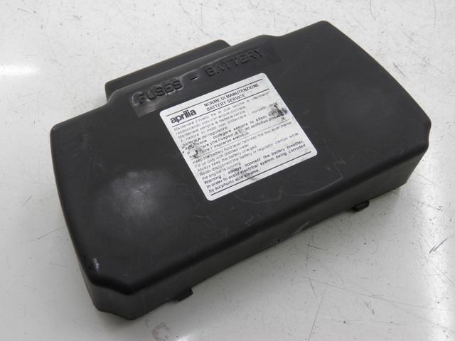 photo de COPERCHIO BATTERIA APRILIA SCARABEO 100 (2003 - 2012)