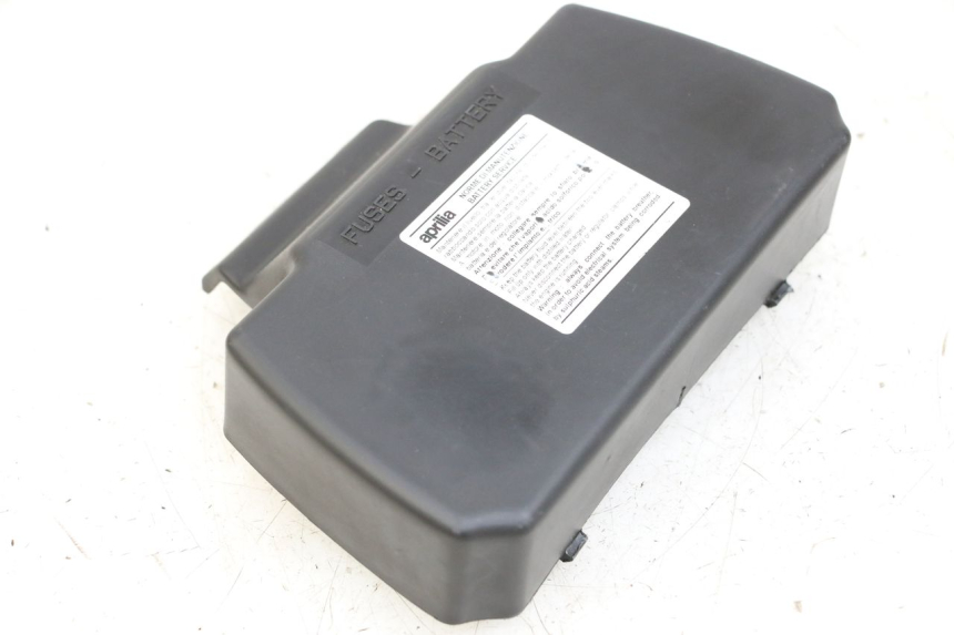 photo de COPERCHIO BATTERIA APRILIA SCARABEO 100 (2003 - 2012)