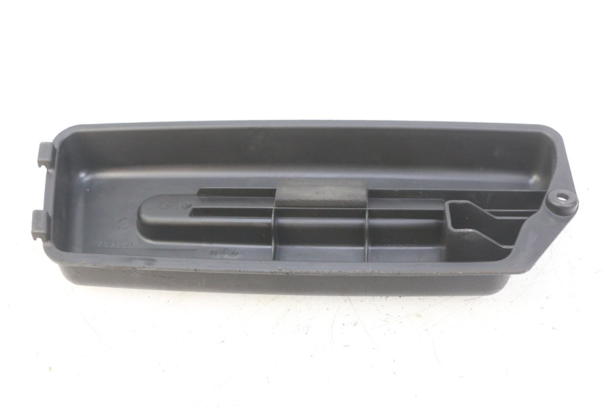 photo de COPERCHIO BATTERIA DERBI BOULEVARD 50 (2009 - 2006) - Zoom sullo stato d'uso