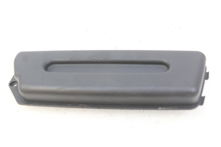 photo de COPERCHIO BATTERIA DERBI BOULEVARD 50 (2009 - 2006) - Altra angolazione