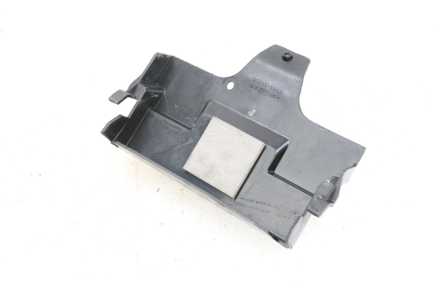 photo de BATTERIA COPERCHIO SUZUKI BURGMAN EXECUTIVE ABS 650 (2006 - 2012) - Dettaglio del componente