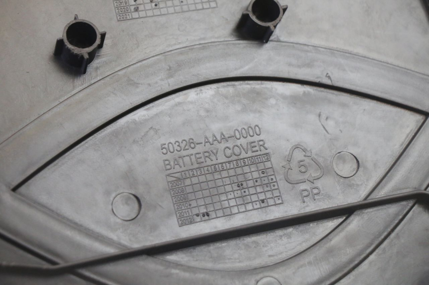 photo de COPERCHIO BATTERIA SYM CROX 4T 50 (2016 - 2023)