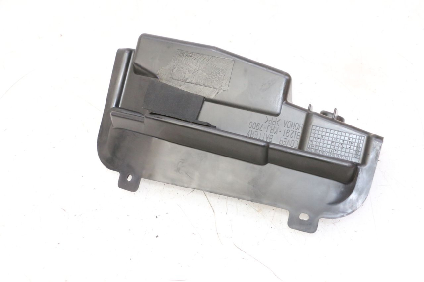 photo de COPERCHIO BATTERIA HONDA FES S-WING SWING ABS 125 (2007 - 2015)