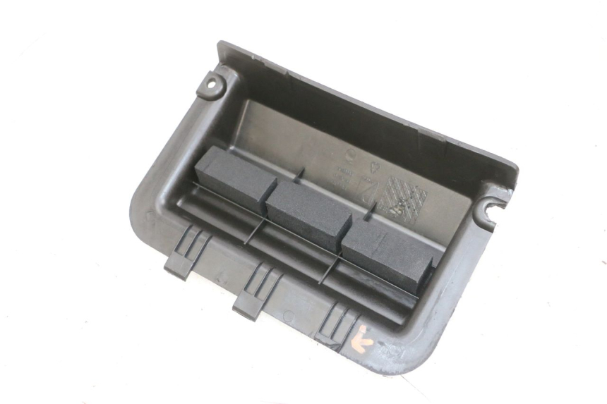 photo de COPERCHIO BATTERIA PIAGGIO NEW TYPHOON 50 (2018 - 2021) - Zoom sullo stato d'uso