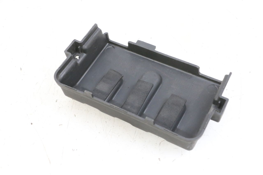 photo de BATTERIA COPERCHIO PEUGEOT SPEEDFIGHT 4 4T EFI 50 (2021 - 2025) - Zoom sullo stato d'uso