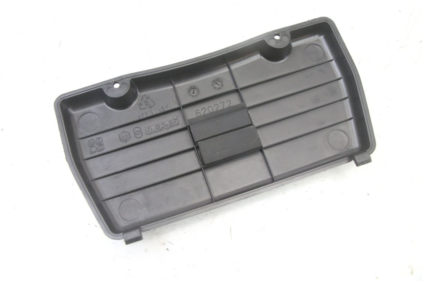 photo de COPERCHIO BATTERIA PIAGGIO XEVO - X EVO 125 (2007 - 2016) - Altra angolazione