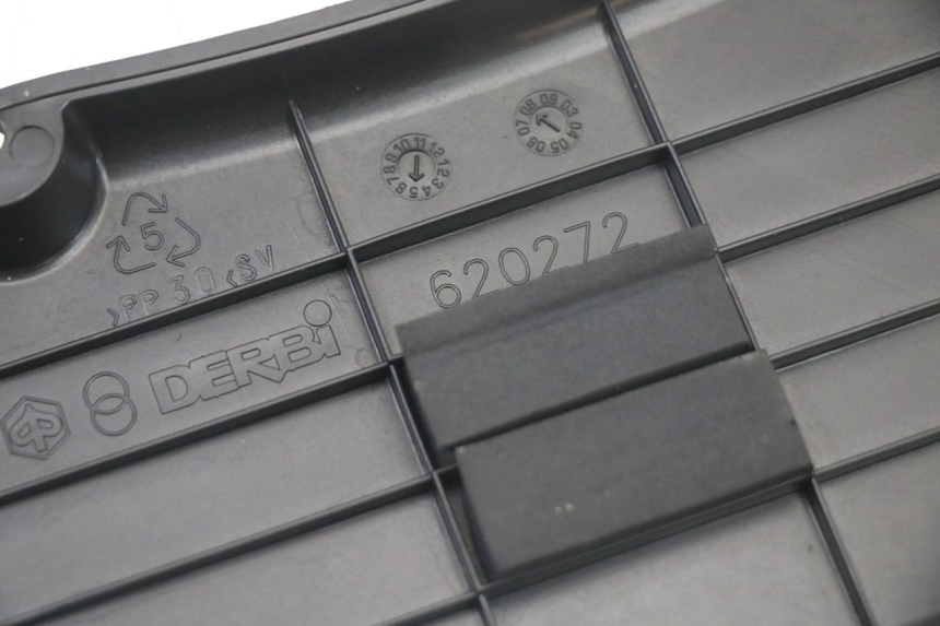 photo de COPERCHIO BATTERIA PIAGGIO XEVO - X EVO 125 (2007 - 2016) - Primo piano tecnico