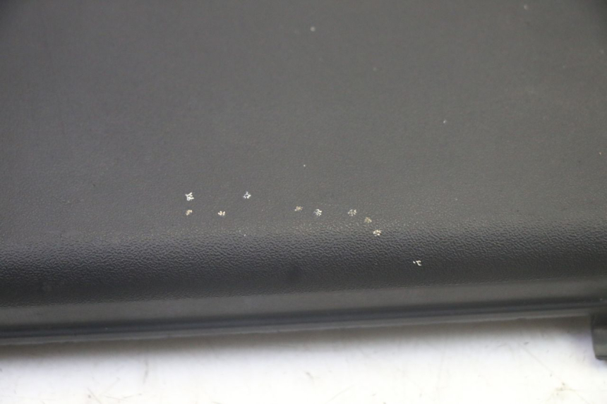 photo de COPERCHIO BATTERIA PIAGGIO XEVO - X EVO 125 (2007 - 2017) - Zoom sullo stato d'uso