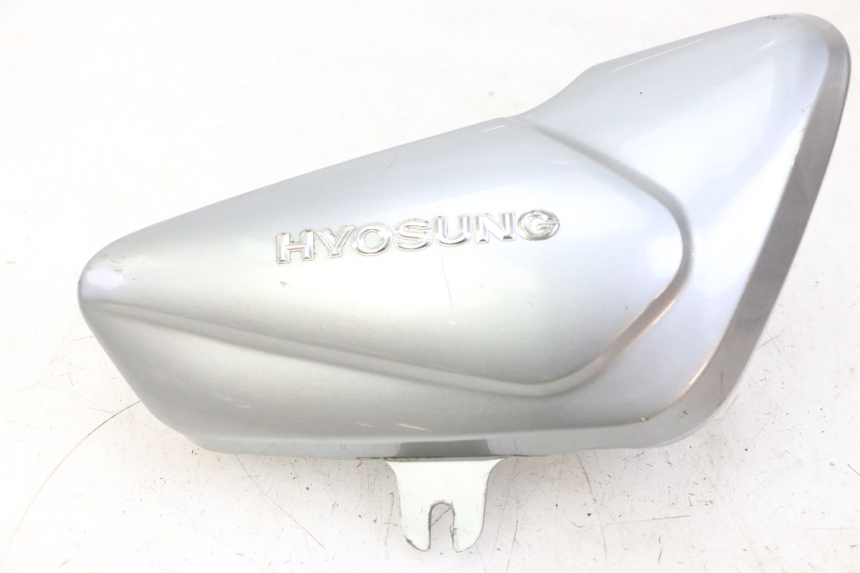 photo de COPERCHIO SOTTO SELLA DESTRO HYOSUNG GV AQUILA 125 (2000 - 2004)