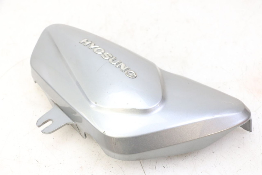 photo de COPERCHIO SOTTO SELLA DESTRO HYOSUNG GV AQUILA 125 (2000 - 2004)