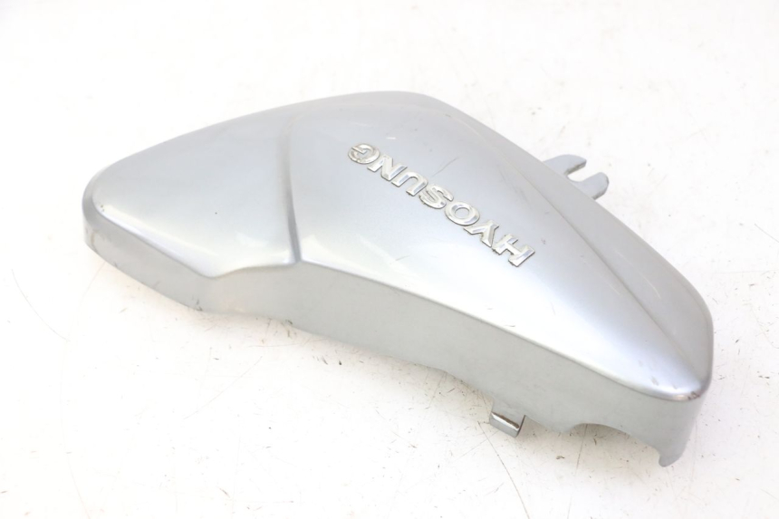photo de COPERCHIO SOTTO SELLA DESTRO HYOSUNG GV AQUILA 125 (2000 - 2004)