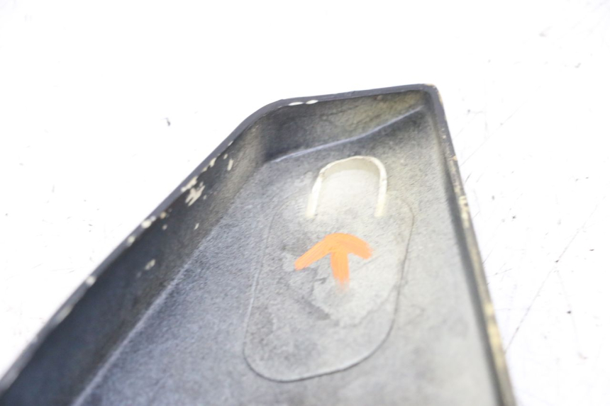 photo de CARENA SOTTO SELLA DESTRA KAWASAKI GPZ RX 1000 (1986 - 1988) - Zoom sullo stato d'uso