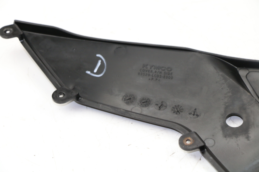 photo de COPERCHIO SOTTO SELLA DESTRO KYMCO PEOPLE S 125 (2000 - 2008)