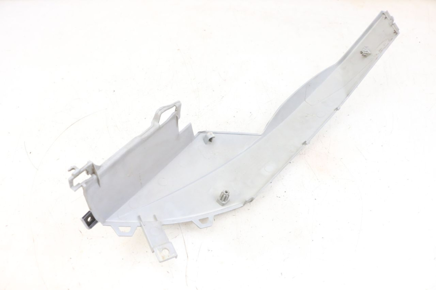 photo de CARENA SOTTO SELLA DESTRA PEUGEOT SPEEDFIGHT 4 4T EFI 50 (2021 - 2025) - Dettagli dei punti di fissaggio