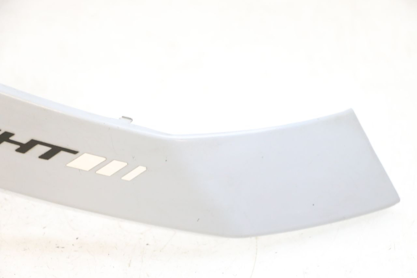 photo de CARENA SOTTO SELLA DESTRA PEUGEOT SPEEDFIGHT 4 4T EFI 50 (2021 - 2025) - Marcature e riferimenti originali