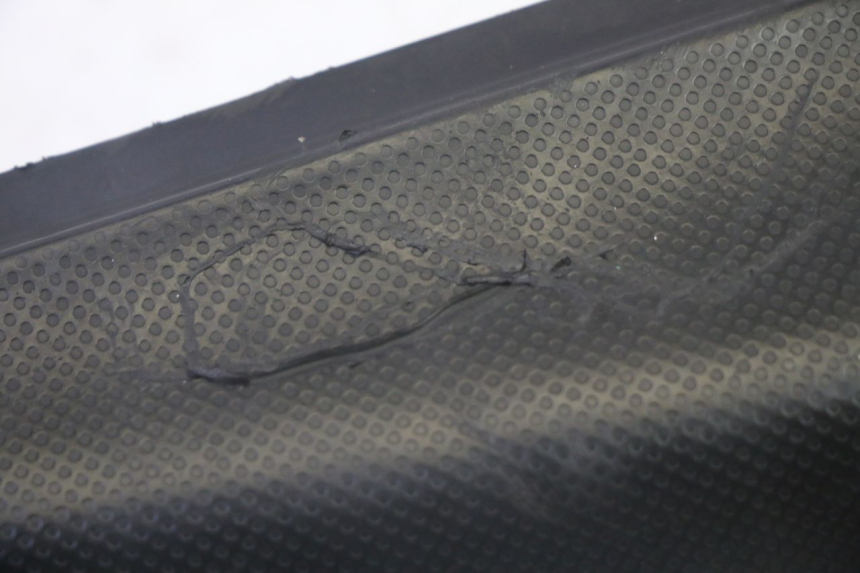 photo de CARENA SOTTO SELLA DESTRA KSR TR SM 50 (2015 - 2018) - Dettaglio del componente