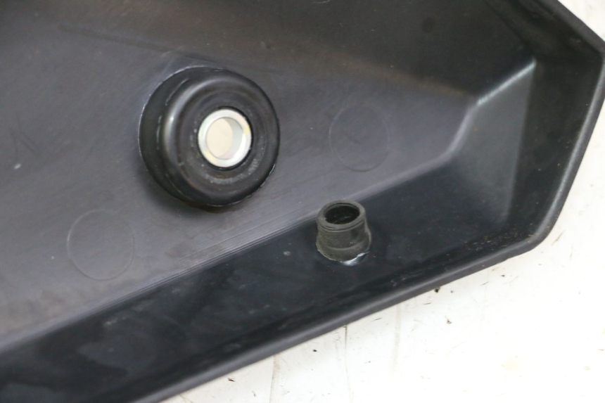 photo de COPERCHIO SOTTO SELLA DESTRO YAMAHA XJ6 ABS 600 (2008 - 2016)