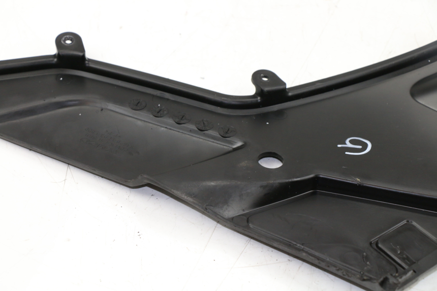 photo de COPERCHIO SOTTO SELLA SINISTRO KYMCO PEOPLE S 125 (2000 - 2008)