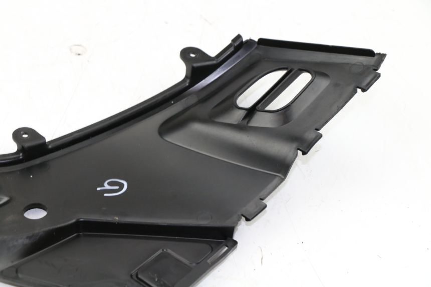 photo de COPERCHIO SOTTO SELLA SINISTRO KYMCO PEOPLE S 125 (2000 - 2008)