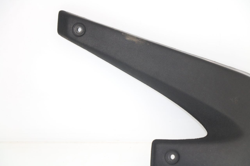 photo de COPERCHIO SOTTO SELLA SINISTRO APRILIA TUONO 125 (2003 - 2005) - Primo piano tecnico