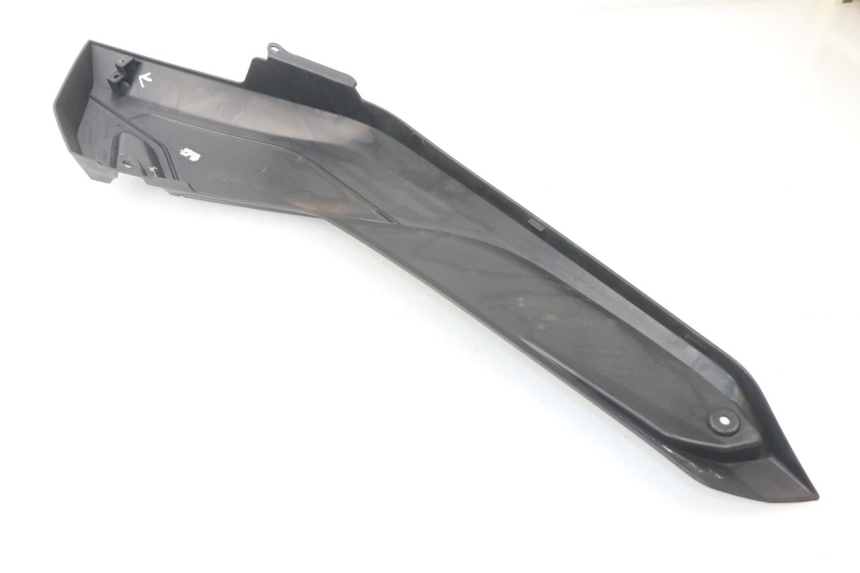 photo de CARENA SOTTO SELLA SINISTRA YAMAHA XMAX X-MAX ABS 125 (2014 - 2016) - Primo piano tecnico