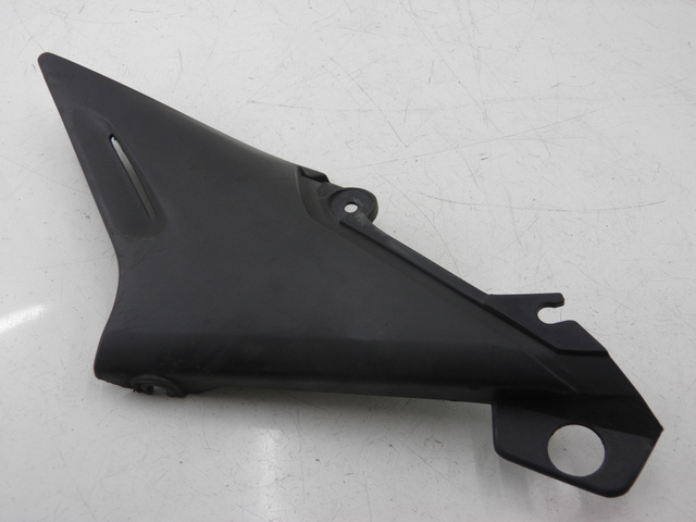 photo de COPERCHIO SOTTO SELLA SINISTRO YAMAHA XJS DIVERSION 600 (1997 - 1999)