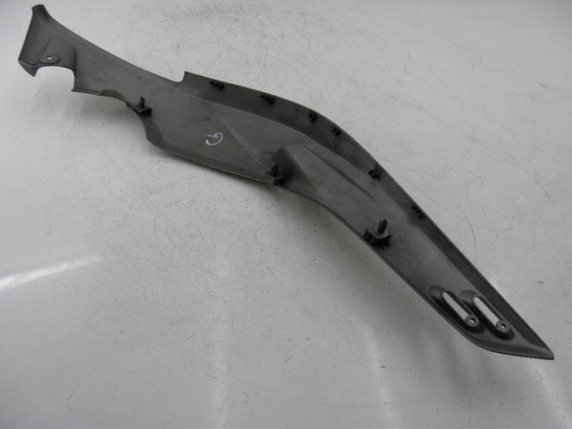 photo de COPERCHIO SOTTO SELLA SINISTRO YAMAHA XP T-MAX TMAX 500 (2004 - 2007)