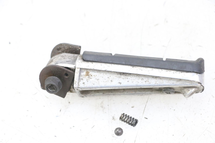 photo de PEDANA POSTERIORE DESTRA YAMAHA FZS FAZER 600 (2001 - 2003)