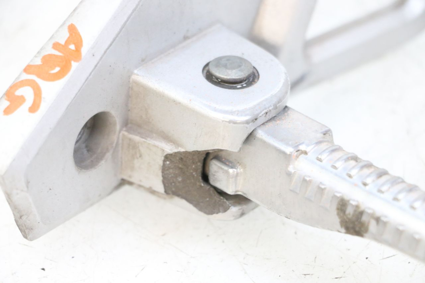 photo de PEDANA POSTERIORE SINISTRA PEUGEOT SPEEDFIGHT 4 4T EFI 50 (2021 - 2025) - Altra angolazione