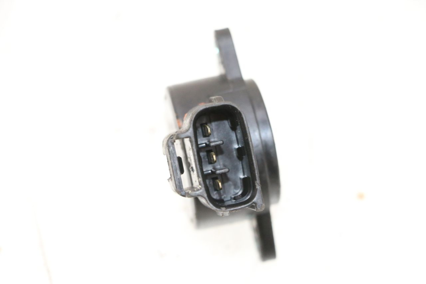 photo de CAPTEUR TPS YAMAHA XMAX X-MAX 125 (2006 - 2009) - Altra angolazione