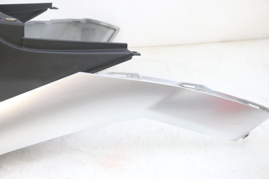 photo de CARENAGE RESERVOIR PIAGGIO MP3 RL 250 (2007 - 2010) - Caratteristiche distintive