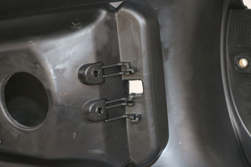 photo de CARENAGE RESERVOIR PIAGGIO MP3 RL 250 (2007 - 2010) - Primo piano tecnico