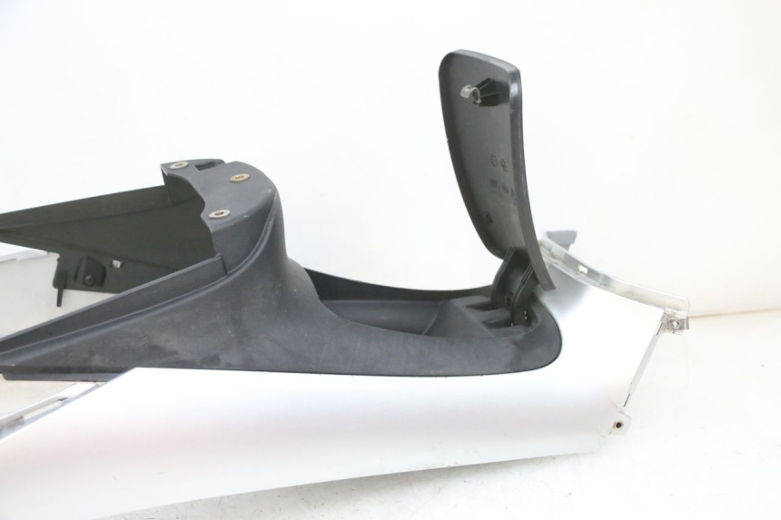 photo de CARENAGE RESERVOIR PIAGGIO MP3 RL 250 (2007 - 2010) - Stato della superficie e materiale