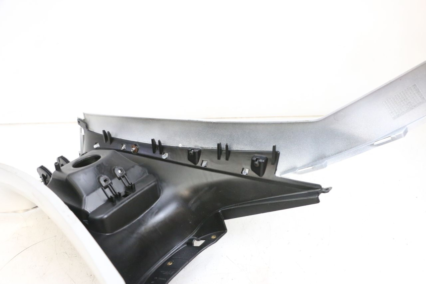 photo de CARENAGE RESERVOIR PIAGGIO MP3 RL 250 (2007 - 2010) - Zoom sullo stato d'uso