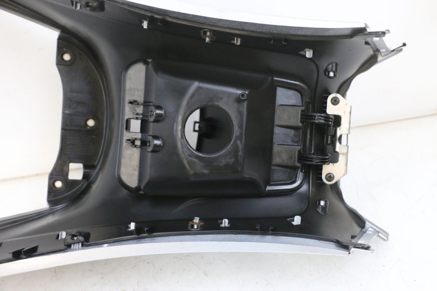 photo de CARENAGE RESERVOIR PIAGGIO MP3 RL 250 (2007 - 2010) - Primo piano tecnico