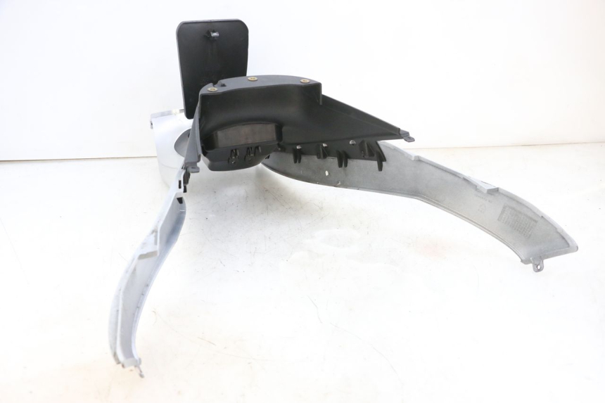 photo de CARENAGE RESERVOIR PIAGGIO MP3 RL 250 (2007 - 2010) - Dettagli dei punti di fissaggio