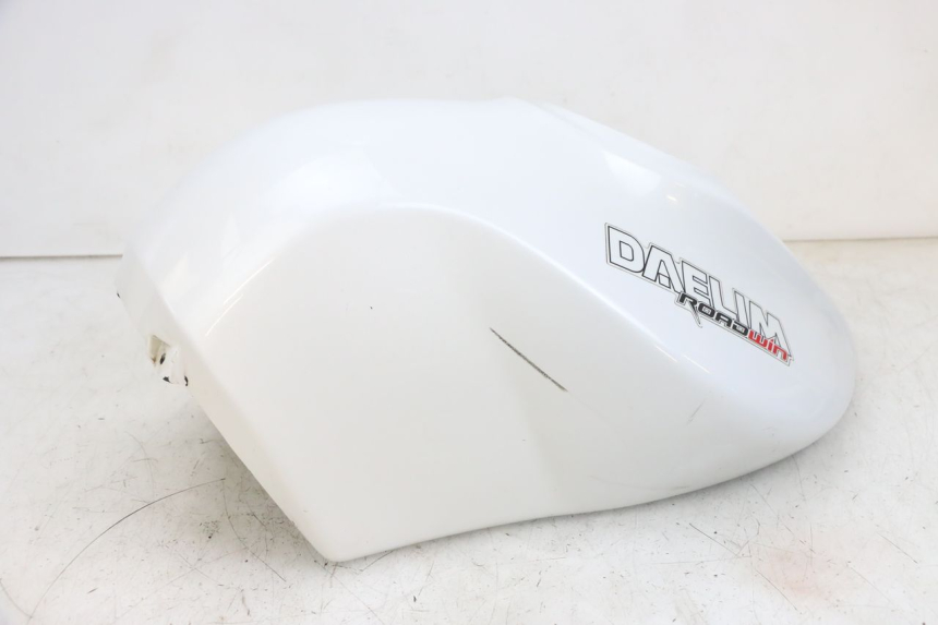 photo de CARENAGE RESERVOIR DAELIM VJ ROADWIN FI 125 (2008 - 2017) - Primo piano tecnico