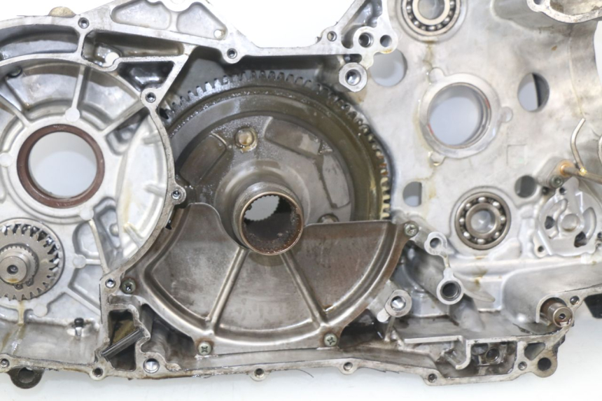 photo de CARTER MOTORE INFERIORE SUZUKI BURGMAN 650 (2002 - 2004)